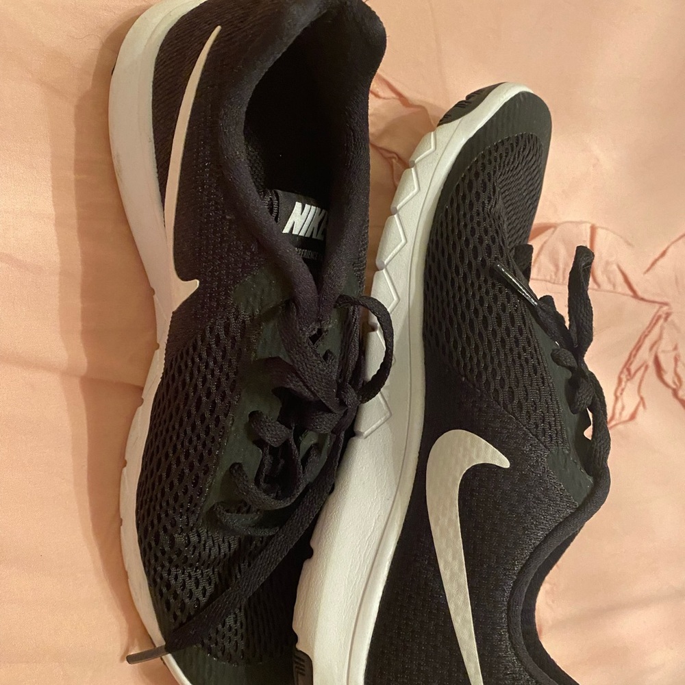 Women’s Nike tennis shoes